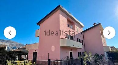 Villa con terrazzo e giardino privato