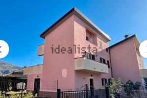 Villa con terrazzo e giardino privato