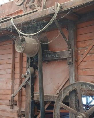 antica trebbiatrice legno