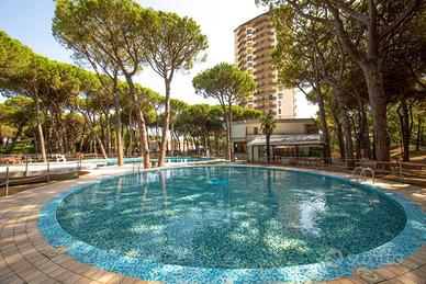 Frontealmare con piscine parco e parcheggio