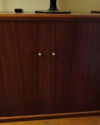 Mobile in legno scuro 