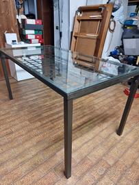 Tavolo in vetro con struttura in ferro