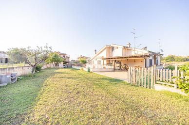 PORZIONE DI BIFAMILIARE A ROMA