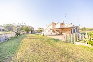 PORZIONE DI BIFAMILIARE A ROMA