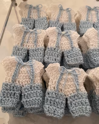 Mini vestitino fatto a mano a uncinetto