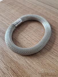 Bracciale a rete metallica con chiusura magnetica
