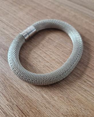 Bracciale a rete metallica con chiusura magnetica