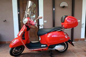 vespa gts 300 super  2024 parabrezza  e bauletto