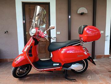 vespa gts 300 super  2024 parabrezza  e bauletto
