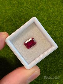 Rubino rosso 2.30 ct taglio smeraldo certificato