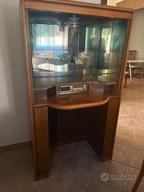 Mobile bar vintage con radio mangiacassette