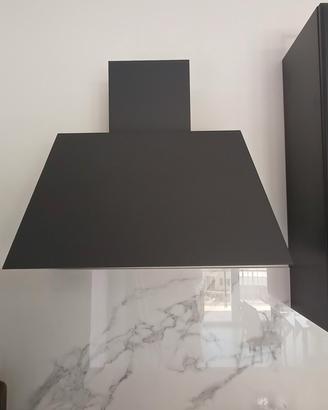 Cappa aspirante colore grigio scuro.