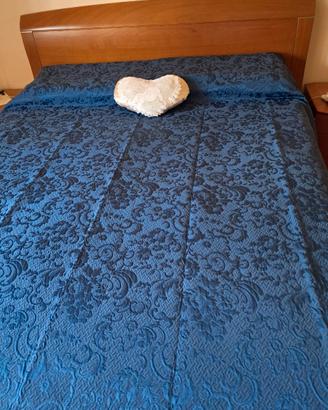 Copriletto Vintage damascato blu reale cangiante –