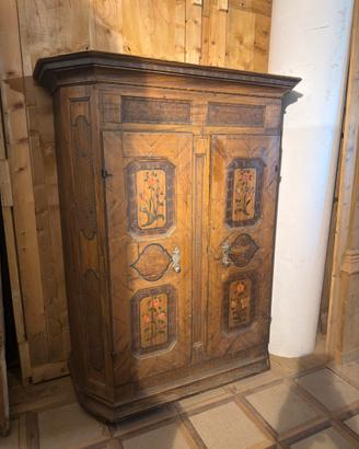Armadio Tirolese in Abete con Decori Floreali