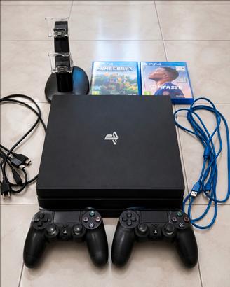 PlayStation 4 Pro 1TB + 2 Pad + Base di Ricarica +