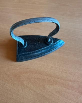 Antico ferro da stiro in ghisa da collezione