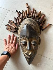 Maschera africana in legno e bambù