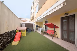 Trivano con cucina separata, cortile e veranda