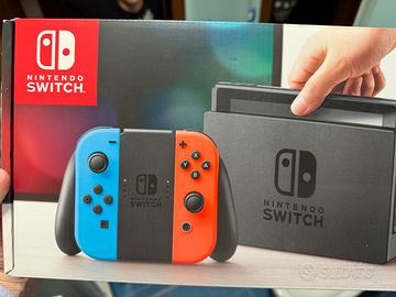 NINTENDO SWITCH COMPLETA DI BASETTA E 2 GIOCHI