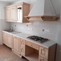 Cucina lineare con elettrodomestici