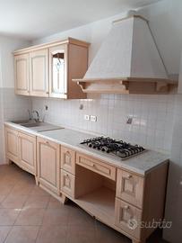 Cucina lineare con elettrodomestici