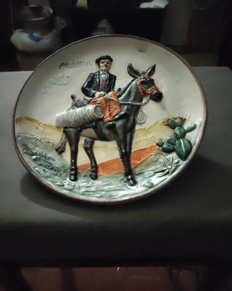 piatto in bassorilievo decorativo