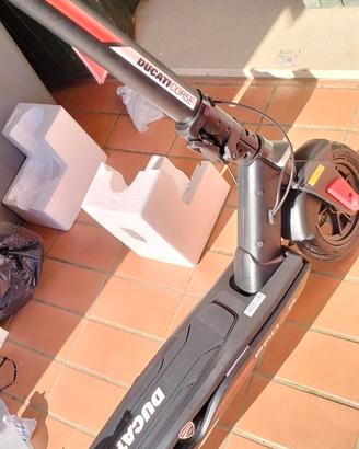 Ducati PRO-IIIR Monopattino Elettrico Pieghevole M
