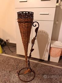 porta fiori in vimini e ferro decorato