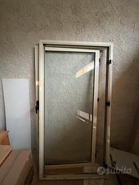 Infisso in alluminio e vetro camera