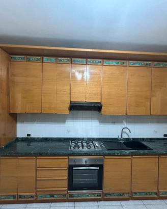 Cucina, compresa di tavolo e sei sedie
