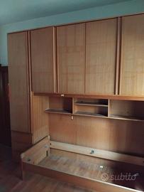 armadio a ponte e struttura letto, in legno rovere