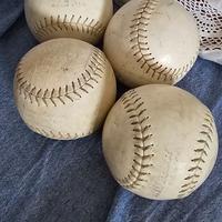 4 palle da softball bianche in pelle