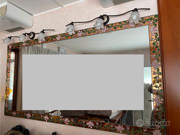 Specchio con cornice decorata