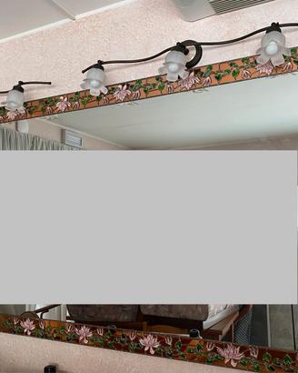Specchio con cornice decorata