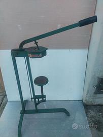 Tappatrice a colonna per tappi in sughero Mondial