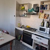 Armadio, frigo, divano e cucina