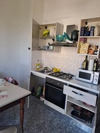 Armadio, frigo, divano e cucina