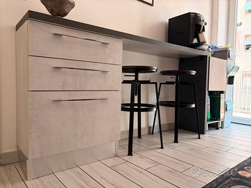 Bancone atttazzato cucina con sgabelli