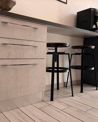 Bancone atttazzato cucina con sgabelli