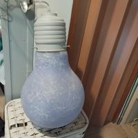 lampadario a forma di lampadina colore viola