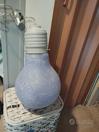 lampadario a forma di lampadina colore viola