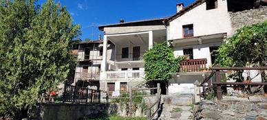 Rustico / Casale di 150 m² con più di 5 locali e b