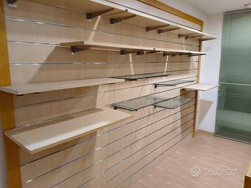 arredo negozi in legno pari al nuovo