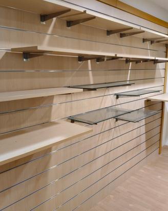 arredo negozi in legno pari al nuovo