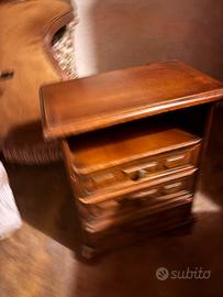 Comodino vintage in legno massello