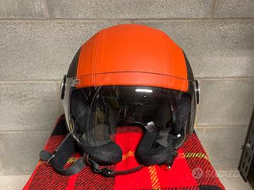 Casco Piquadro in pelle con visiera
