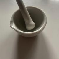 piccolo mortaio e pestello in ceramica bianca