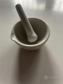 piccolo mortaio e pestello in ceramica bianca