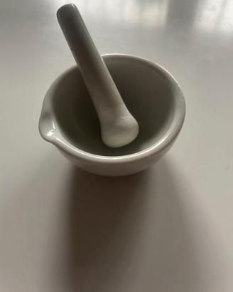 piccolo mortaio e pestello in ceramica bianca