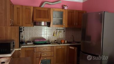 Cucina in legno e frigo LG